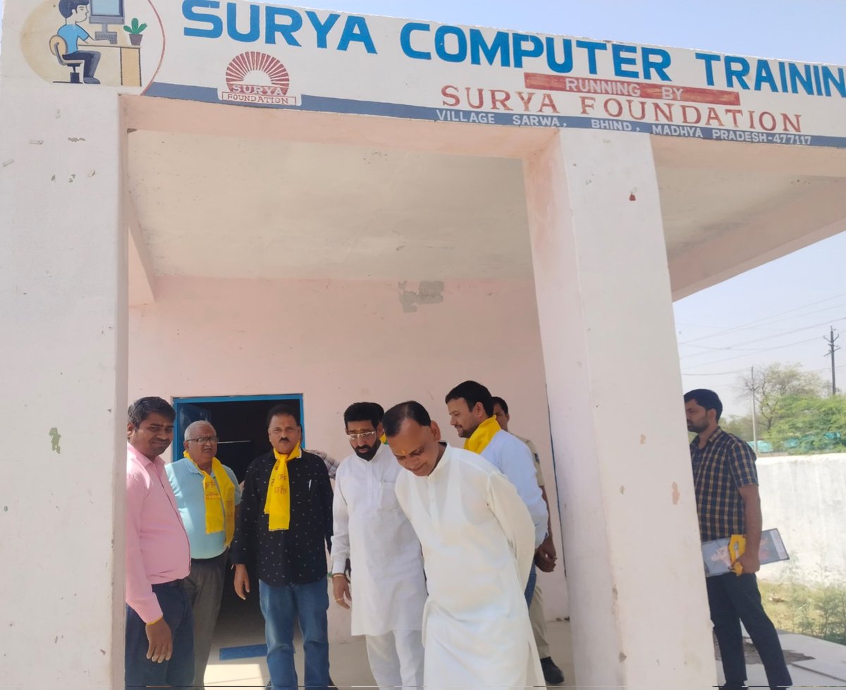 suryafnd's tweet photo. #GPDC
#MadhyaPradesh
भिंड (मध्यप्रदेश) जिले के गाँव सर्वा में सूर्या फाउंडेशन आदर्श गांव योजना के तहत संचालित सूर्या कंप्यूटर केंद्र परिसर में ग्रामीण PDC (व्यक्तित्व विकास शिविर) का शुभारंभ हुआ। शिविर में 53 भैया-बहन भाग ले रहे हैं। इस शिविर का उद्देश्य ग्रामीण युवाओं में आत्मविश्वास बढ़ाना, नेतृत्व क्षमता विकसित करना, संवाद कौशल सुधारना और निर्णय लेने की योग्यता बढ़ाना है, जिससे वे अपने जीवन और समाज में सकारात्मक परिवर्तन ला सकें।
इस अवसर पर गोहद विधानसभा के विधायक श्री केशव देसाई जी, प्रधानाध्यापक श्री आदित्य सिंह तोमर जी, प्रशिक्षित सेवाभावी श्री जमवेद सिंह तोमर जी, सरपंच श्री जागीर सिंह जी, सह क्षेत्र प्रमुख श्री राजीव सिंह जी, श्री आकाश सिंह तोमर जी उपस्थित रहे।
#SuryaFoundation #RuralDevelopment #PersonalityDevelopment #YouthEmpowerment #PDC #SelfReliance #ComputerEducation