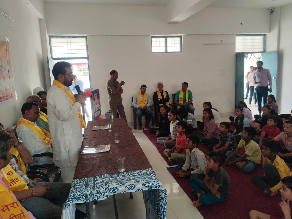 suryafnd's tweet photo. #GPDC
#MadhyaPradesh
भिंड (मध्यप्रदेश) जिले के गाँव सर्वा में सूर्या फाउंडेशन आदर्श गांव योजना के तहत संचालित सूर्या कंप्यूटर केंद्र परिसर में ग्रामीण PDC (व्यक्तित्व विकास शिविर) का शुभारंभ हुआ। शिविर में 53 भैया-बहन भाग ले रहे हैं। इस शिविर का उद्देश्य ग्रामीण युवाओं में आत्मविश्वास बढ़ाना, नेतृत्व क्षमता विकसित करना, संवाद कौशल सुधारना और निर्णय लेने की योग्यता बढ़ाना है, जिससे वे अपने जीवन और समाज में सकारात्मक परिवर्तन ला सकें।
इस अवसर पर गोहद विधानसभा के विधायक श्री केशव देसाई जी, प्रधानाध्यापक श्री आदित्य सिंह तोमर जी, प्रशिक्षित सेवाभावी श्री जमवेद सिंह तोमर जी, सरपंच श्री जागीर सिंह जी, सह क्षेत्र प्रमुख श्री राजीव सिंह जी, श्री आकाश सिंह तोमर जी उपस्थित रहे।
#SuryaFoundation #RuralDevelopment #PersonalityDevelopment #YouthEmpowerment #PDC #SelfReliance #ComputerEducation