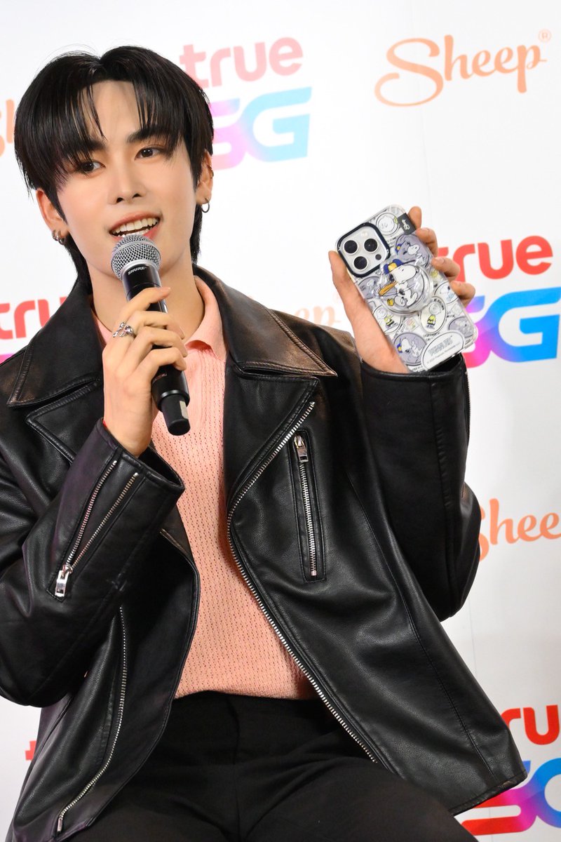 Yloveyouchannel's tweet photo. “แซนต้า พงศภัค” ร่วมเติมความสดใสน่ารักเกินต้าน เสิร์ฟโมเมนต์สุดฟิน ในงาน Sheep and True Collaboration
อ่านเพิ่ม👉https://t.co/8iClnF7zpt
SANTA X SHEEP AND TRUE
#Santapp #SheepandSanta
#SheepandTrueCollaboration
#AppleSheep #TrueShop
“Sheep”เคสสัญชาติไทยผู้ผลิตและออกแบบแก็ดเจ็ตที่ใส่ใจในทุกรายละเอียดของสินค้าและคำนึงถึงภาพลักษณ์การใช้งานของผู้ใช้ ซึ่งเป็นแบรนด์สินค้าไทยจากร้านAppleSheep แหล่งรวมสินค้าแฟชั่นไลฟ์สไตล์และไอที ล่าสุดได้ประกาศความร่วมมือกับ True ในการวางจำหน่ายสินค้าแบรนด์ Sheep ใน True Shop รวม 48 สาขา ครอบคลุมทุกภาคทั่วประเทศไทย
โดยแบรนด์ Sheep ยังได้ออกคอลเล็กชันครั้งใหญ่แห่งปี Peanuts™ x Sheep: Snoopy & The Peanuts™ gang เมื่อปลายเดือนมีนาคมที่ผ่านมา คอลเลคชั่นSnoopy ได้ถ่ายทอดความน่ารักสดใสอันเป็นเอกลักษณ์จากการ์ตูนPeanuts™ กับคาแรกเตอร์ Snoopy ซึ่งเป็นตัวการ์ตูนในดวงใจที่ครองใจคนทุกวัยทั่วโลกมาอย่างยาวนาน ทำเป็นเคสมีทั้งความเท่ห์และสีสันสดใส พร้อมขบวนอุปกรณ์เสริมมากมาย ย้ำภาพเคสแบรนด์ไทยคุณภาพสากล