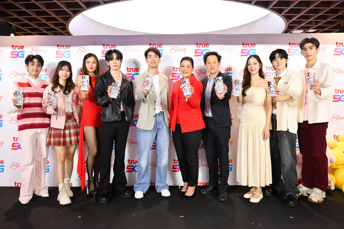 Yloveyouchannel's tweet photo. “แซนต้า พงศภัค” ร่วมเติมความสดใสน่ารักเกินต้าน เสิร์ฟโมเมนต์สุดฟิน ในงาน Sheep and True Collaboration
อ่านเพิ่ม👉https://t.co/8iClnF7zpt
SANTA X SHEEP AND TRUE
#Santapp #SheepandSanta
#SheepandTrueCollaboration
#AppleSheep #TrueShop
“Sheep”เคสสัญชาติไทยผู้ผลิตและออกแบบแก็ดเจ็ตที่ใส่ใจในทุกรายละเอียดของสินค้าและคำนึงถึงภาพลักษณ์การใช้งานของผู้ใช้ ซึ่งเป็นแบรนด์สินค้าไทยจากร้านAppleSheep แหล่งรวมสินค้าแฟชั่นไลฟ์สไตล์และไอที ล่าสุดได้ประกาศความร่วมมือกับ True ในการวางจำหน่ายสินค้าแบรนด์ Sheep ใน True Shop รวม 48 สาขา ครอบคลุมทุกภาคทั่วประเทศไทย
โดยแบรนด์ Sheep ยังได้ออกคอลเล็กชันครั้งใหญ่แห่งปี Peanuts™ x Sheep: Snoopy & The Peanuts™ gang เมื่อปลายเดือนมีนาคมที่ผ่านมา คอลเลคชั่นSnoopy ได้ถ่ายทอดความน่ารักสดใสอันเป็นเอกลักษณ์จากการ์ตูนPeanuts™ กับคาแรกเตอร์ Snoopy ซึ่งเป็นตัวการ์ตูนในดวงใจที่ครองใจคนทุกวัยทั่วโลกมาอย่างยาวนาน ทำเป็นเคสมีทั้งความเท่ห์และสีสันสดใส พร้อมขบวนอุปกรณ์เสริมมากมาย ย้ำภาพเคสแบรนด์ไทยคุณภาพสากล