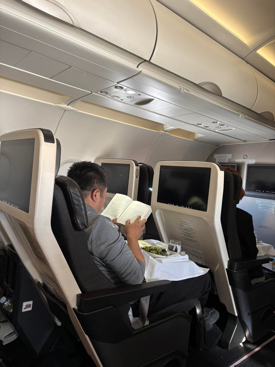 Tui ham đọc từ khi rành ghép vần. Lớp 2 lớp 3 j đó đã nằm đọc hết quyển Tắt Đèn trong 1 buổi chiều mùa hè, nước mắt ướt đẫm gối. Rồi sang những nhà trí thức trong xóm mượn đọc, hễ có chút tiền là ra quầy "cho thuê truyện", thường là những cuốn văn