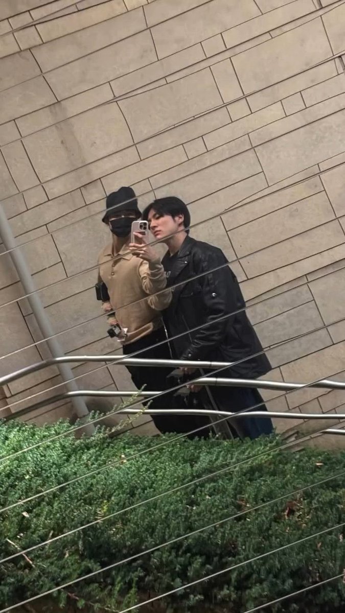 It took me 15 minutes to realize that jaemin’s clothes r different in these two pictures which means it’s not just a one day trip right……?