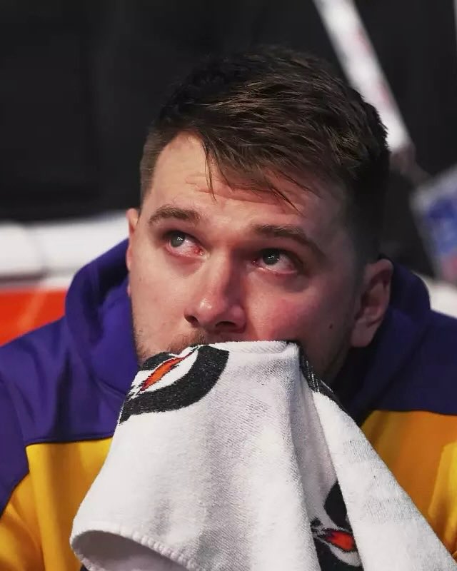 parallelecinico's tweet photo. Il fatto è che lui ci credeva per davvero.
Perché quando qualche ora fa, pochi minuti prima di Dallas-Lakers, la partita del suo ritorno in quel posto che lui chiamava casa esattamente come Madrid e Lubiana, quando sul cubo dell’Arena è iniziato il video-tributo, lui piangeva già. Lo sapeva che avrebbe pianto. Sapeva che quella città e quella maglia, che gli hanno fatto cullare il sogno della NBA dopo aver vinto tutto in Europa ad un’etá dove i comuni mortali passano gli asciugamani ai compagni in panchina, gli avrebbero fatto quell’effetto.
Il tempo di asciugarsi le lacrime, ascoltare il tripudio di applausi di migliaia di texani che per l’occasione indossavano una maglia con scritto “Hvala” (“Grazie” nella sua lingua), e dopo la palla a due ha cominciato a fare quello che gli riesce naturale fin dalla nascita:

45 punti in 38 minuti
Quasi il 60% al tiro
Il 70% da tre
8 rimbalzi
6 assist 
4 palle rubate

Vittoria Lakers 112-97

Lui ci credeva per davvero che Dallas fosse per sempre casa sua.
Ma la vita va così.
C’è chi fa delle scelte, e c’è chi gioca a basket come pochi altri a questo mondo.