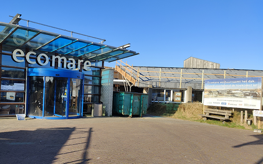 Zichtbaar, maar binnen nauwelijks merkbaar: het dak van Ecomare wordt geïsoleerd. Doordat het nieuwe dak bovenop het bestaande dak wordt geplaatst, valt de overlast voor bezoekers gelukkig erg mee. Technisch medewerker Cees Aris schreef er een weblog over: ecomare.nl/verdiep/blog/h…