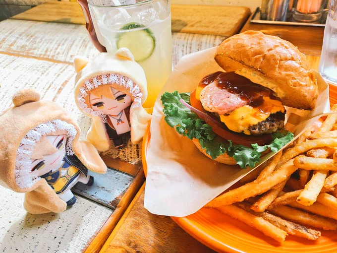 ぱぺさんたち、ハワイアンバーガーとカリカリポテトだよ 