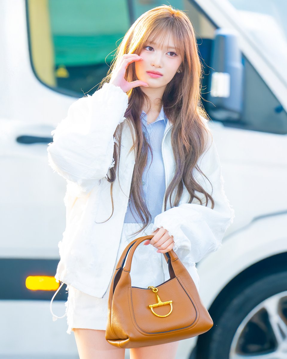 gucci's tweet photo. At the Incheon airport, #Leeseo from @IVEstarship was seen in a #GucciSS25 look paired with the new #GucciHorsebit handbag. #IVE #Gucci https://t.co/oyKdv62H1h