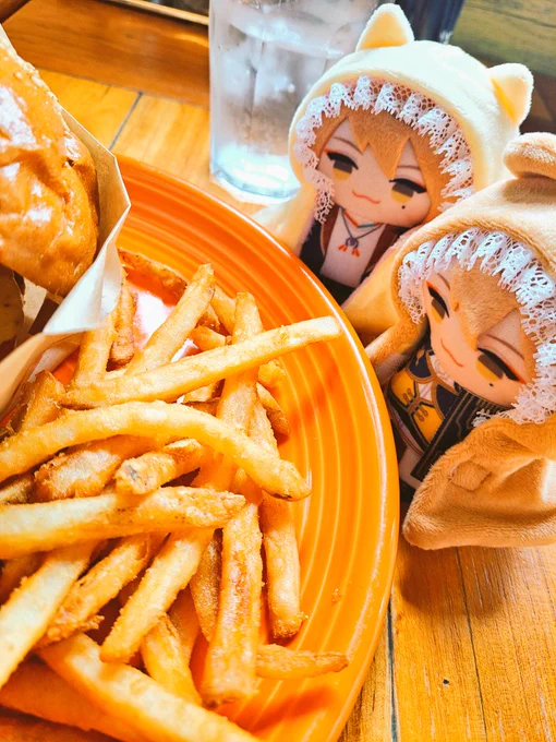 ぱぺさんたち、ハワイアンバーガーとカリカリポテトだよ 