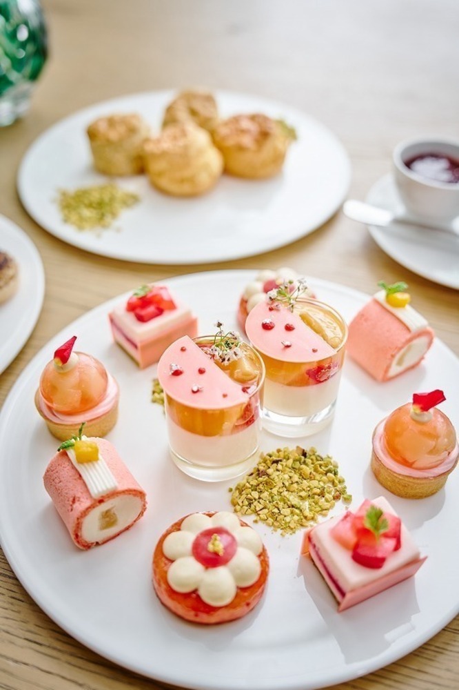 東京エディション虎ノ門「ピーチ×紅茶」アフタヌーンティー、“ダージリン香る”ケーキや白桃ムースなど - fashion-press.net/news/132467