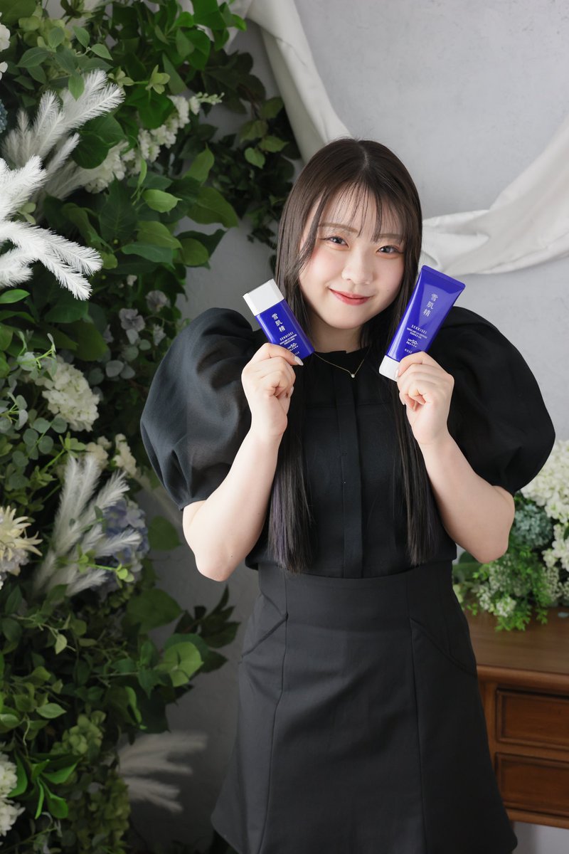 🤍雪肌精　スキンケア UV　エッセンス ジェル
こちらは従来よりも水を多く抱え込むポリマーを採用した、軽やかな使い心地と美容液のようなうるおいが続くジェルタイプの日焼け止め。
🤍雪肌精　スキンケア UV　エッセンス ミルク