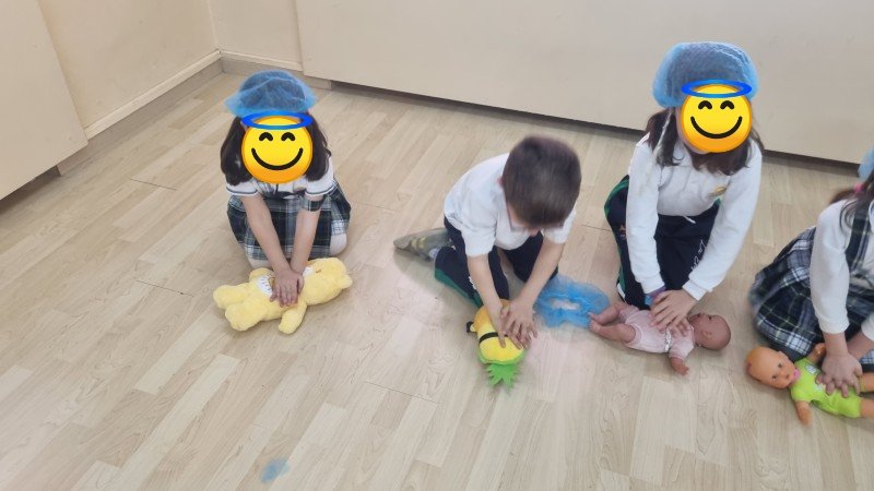 Y otro año más nos lanzamos con los más peques!!! 5-6añitos y aprendiendo cosas básicas... ¿A que número hay que llamar si hay alguien malito? Al 1-1-2 !! Aprender #RCP desde la infancia!! #laenseñanzaAlbacete Peleamos por un Albacete Cardioprotegido!!