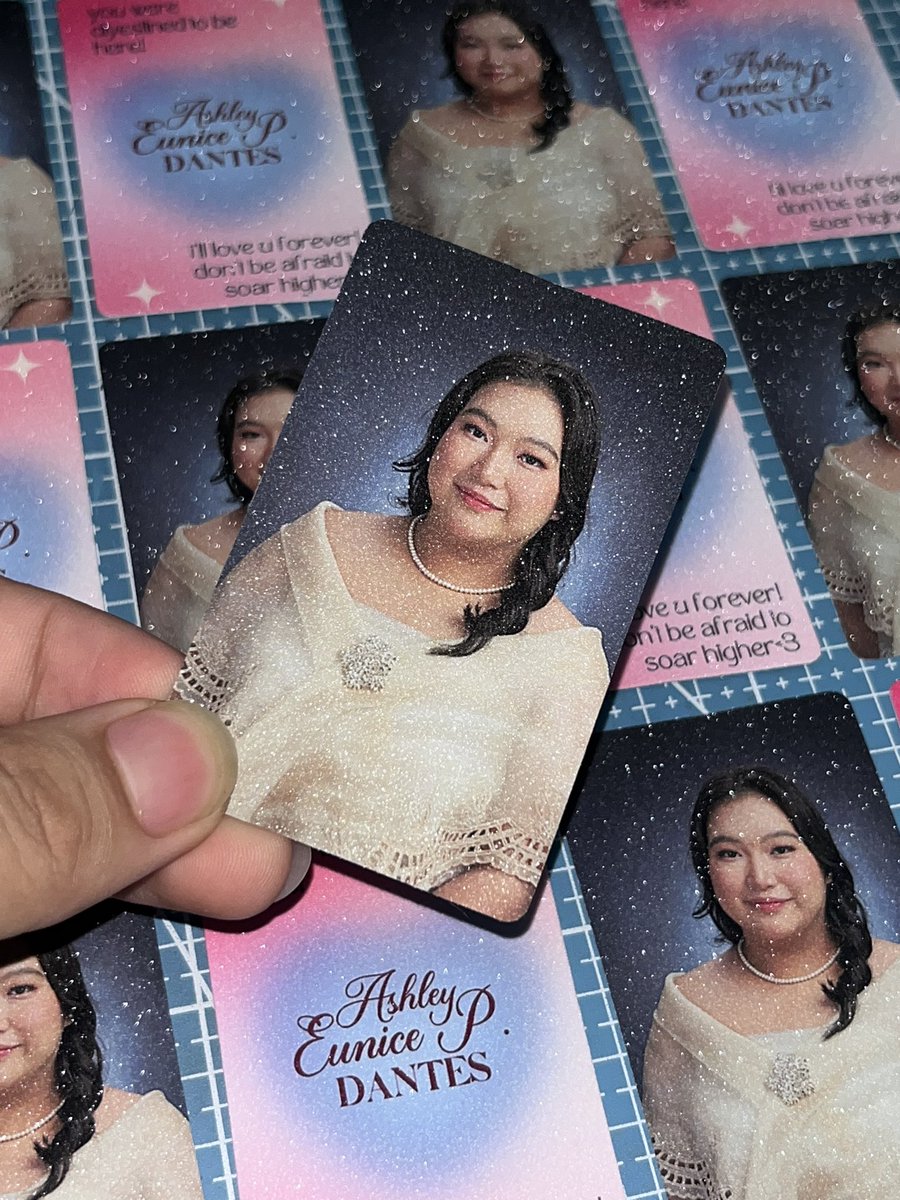 okuwupcs's tweet photo. Graduating school but you want your peers to have something to remember you by? I got chuuu! 😼💙

Here are our customized photocards ✨ glitter ✨ effect for you to give to your peers! 💗☺️

#photocards #graduation #grad #Graduation2025 #customized #print #okuwupcs #prints https://t.co/eHcDAWLH77
