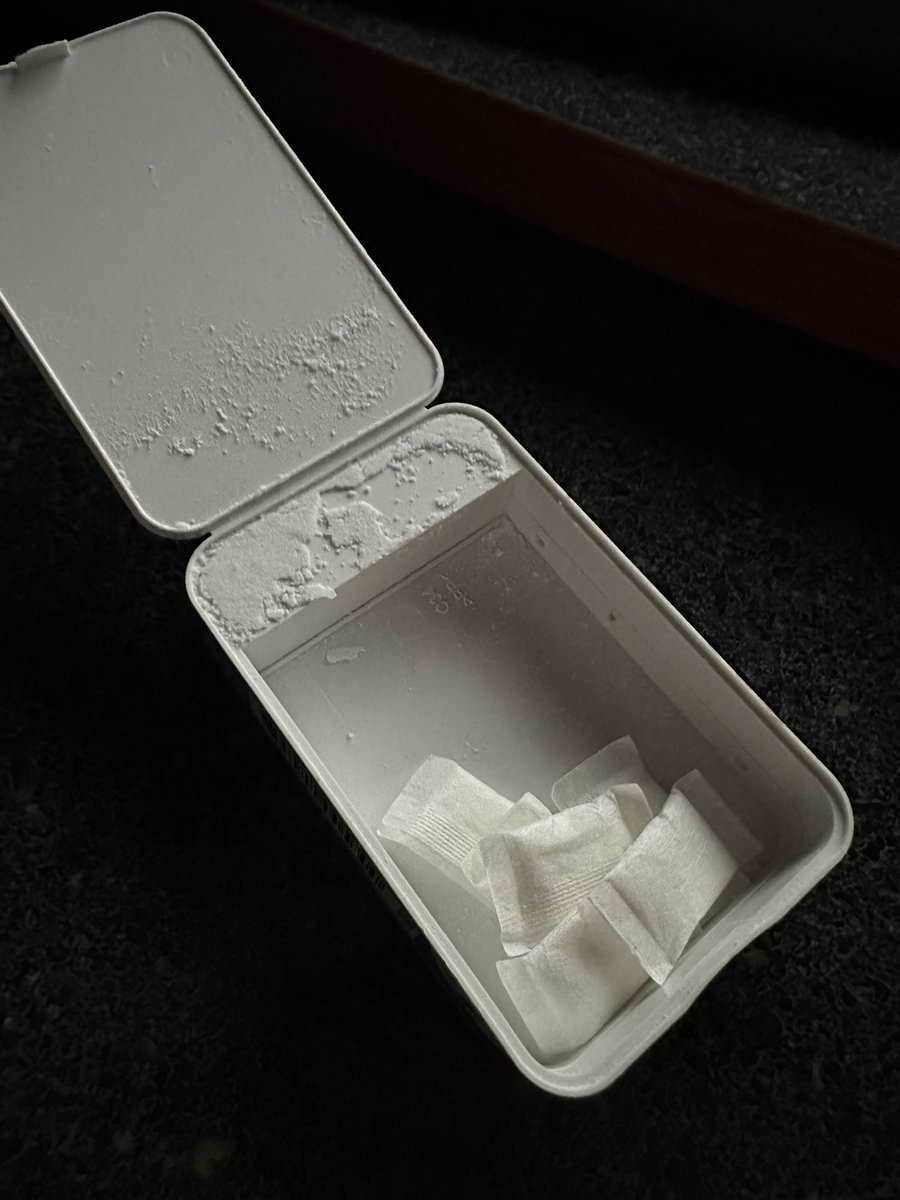 Is the mysterious powder that collects in the top of a pack of Ons just forbidden bag waiting to be explored? Very curious to try, please inquire if you have before #lank