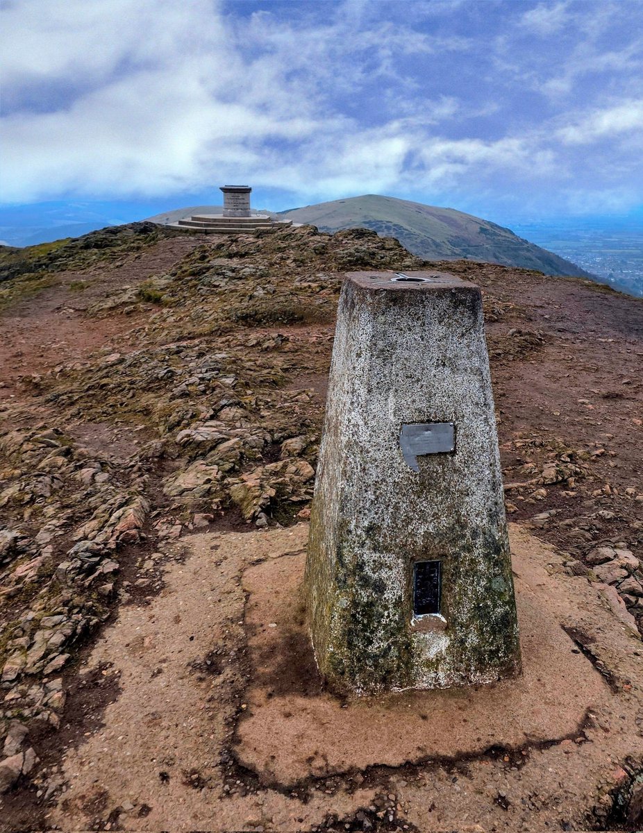 Blue skies and #Worcestershire Beacon on #TrigpointThursday
💙⛰️🥾