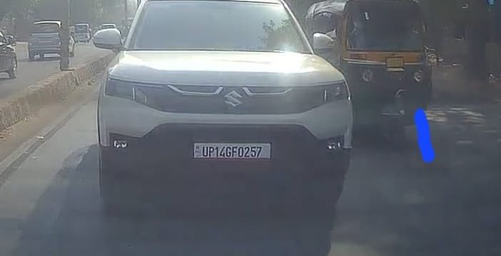 AdvVIPINKUMAR72's tweet photo. Is it possible to have 2 different number plates. One for the front and other for the back. I request you to kindly look into this matter.
I have seen this vehicle on Hapur Ghaziabad road near Hapur Chungi on 09/04/2025 @ 0909hrs
#GhaziabadRto, #ghaziabad_sp, #ghaziabadpolice, https://t.co/pIf1HPUrrx
