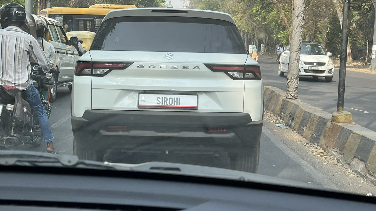 AdvVIPINKUMAR72's tweet photo. Is it possible to have 2 different number plates. One for the front and other for the back. I request you to kindly look into this matter.
I have seen this vehicle on Hapur Ghaziabad road near Hapur Chungi on 09/04/2025 @ 0909hrs
#GhaziabadRto, #ghaziabad_sp, #ghaziabadpolice, https://t.co/pIf1HPUrrx