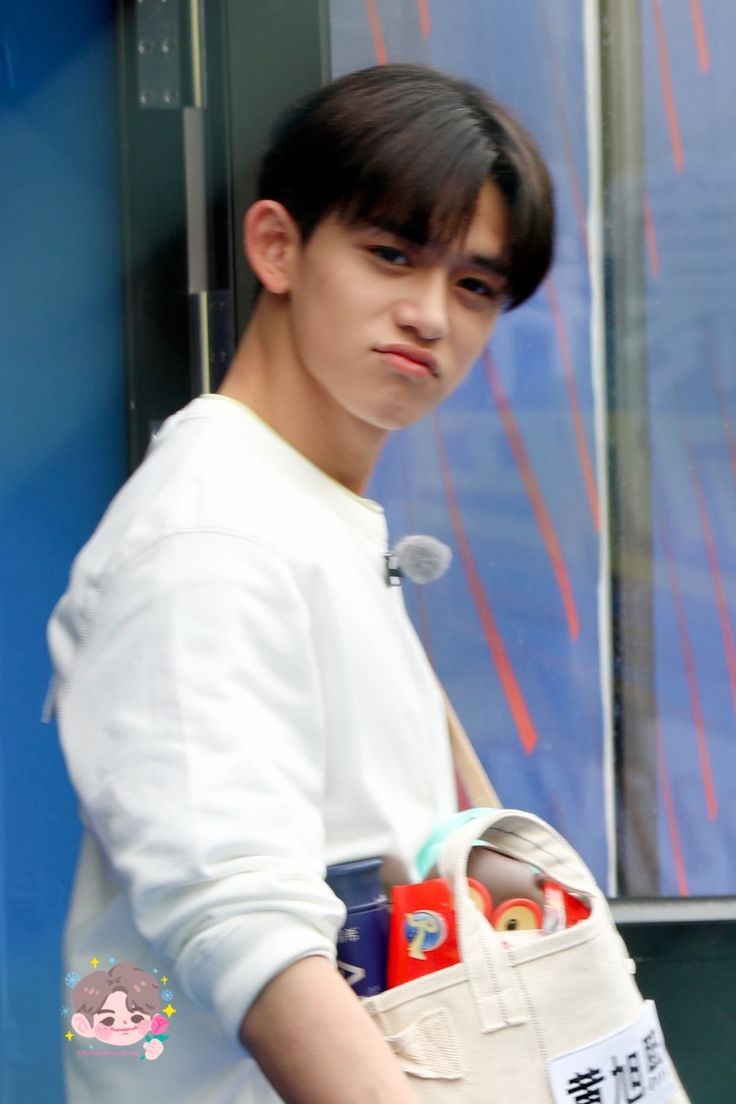 yyangpito's tweet photo. Few tweets #luwin | El gato del vecino
Todas las mañanas a la ventana de Winwin llegaba un lindo gatito, este pensaba que el animal no tenia dueño asi que le solia dar de comer y de más, hasta que un dia vio a su lindo vecino llamar al gatito. https://t.co/LL8kILcFgr