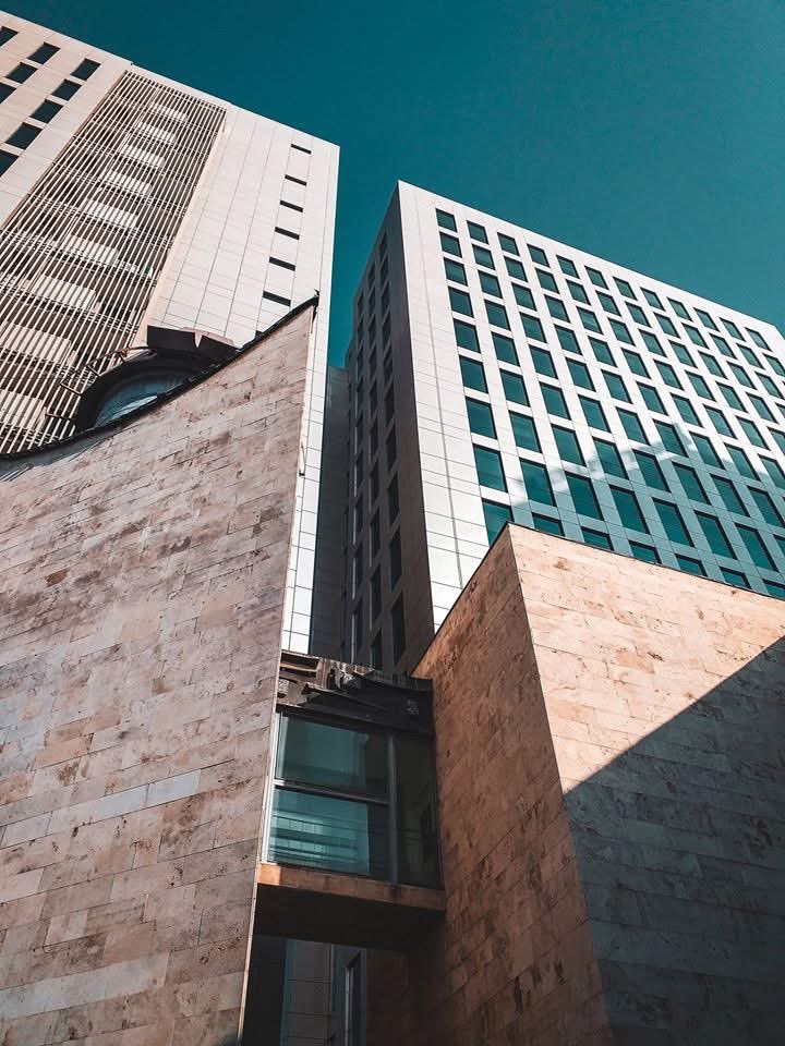 5 жилийн өмнө Токиогийн их сургуулийн хот төлөвлөлтийн ангийн докторант байхдаа бичсэн постоо хуваалцъя.

2020/04/10
● Улаанбаатар яагаад хөгждөггүй вэ?
Хотын газрыг луйварддаг болохоор.

● Яаж луйварддаг вэ?
Дэд бүтэцтэй ойр, үнэ хүрэх газрыг өөрийн танил талдаа үнэгүй эсвэл