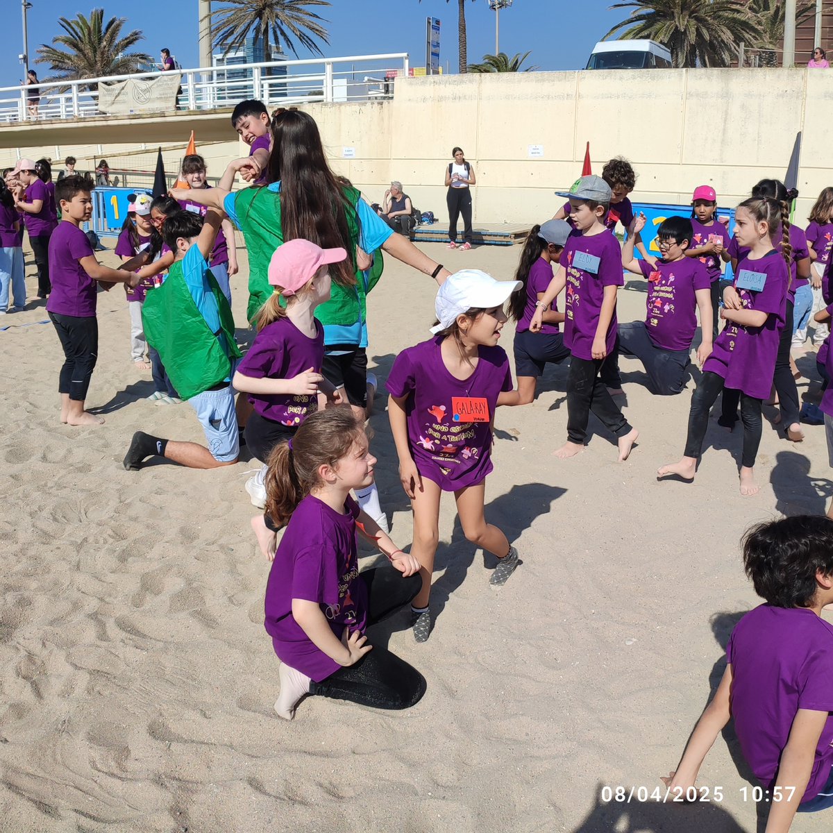 ImmaVedruna's tweet photo. Participem a les Jornades Esportives "Una escola per tothom" organitzades per Joc Viu.
L'alumnat de #3rPRIM passa un gran dia a la platja de la Barceloneta amb jocs inclusius i no competitius.
#cuidarnospercanviarelmón https://t.co/VrDWNvKBQB