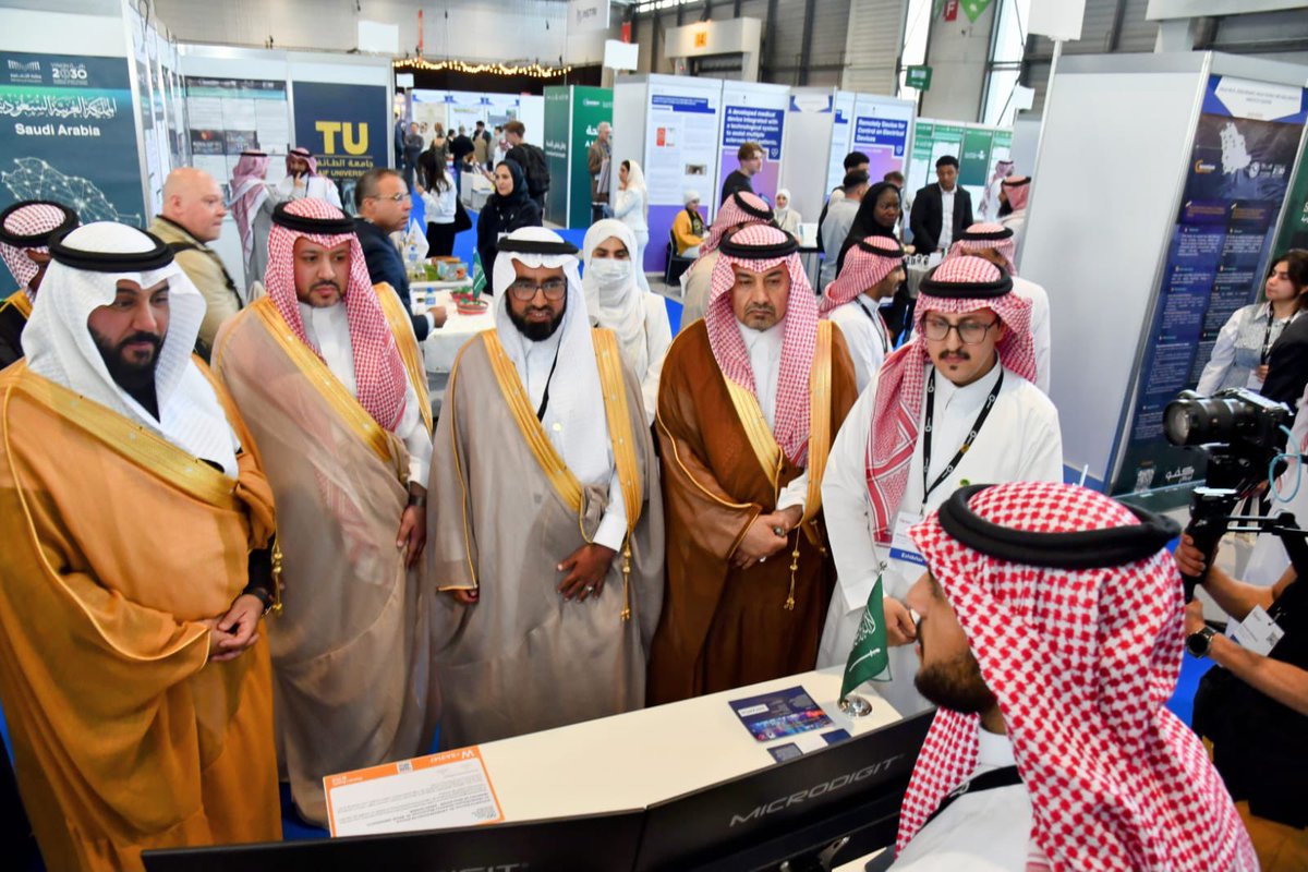 #تغطية | افتتح سعادة وكيل #وزارة_التعليم د. ناصر بن محمد العقيلي جناح وزارة التعليم المشارك في معرض جنيف الدولي للاختراعات 2025 في نسخته الخمسين، وقام سعادته برفقة بعض أصحاب السعادة رؤساء الجامعات السعودية ومنسوبي التعليم بزيارة ركن #جامعة_الباحة واستمعوا لشرح عن المشروع المشارك