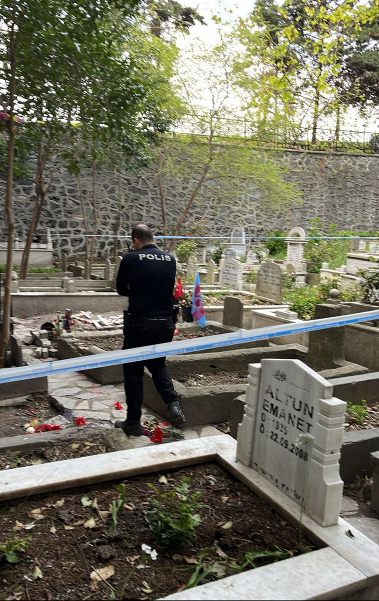 Ahmet kardeşimizin mezarına sabah saatlerinde saldırmışlar… Katillerin arkadaşları günlerdir aileyi tehdit ediyordu büyük ihtimalle bunu onlar yaptı… Hem pırlanta gibi bir çocuğu öldürdüler hem ailesini tehdit ediyorlar… Çocuğu mezarda bile rahat bırakmıyorlar… Bunlar insan
