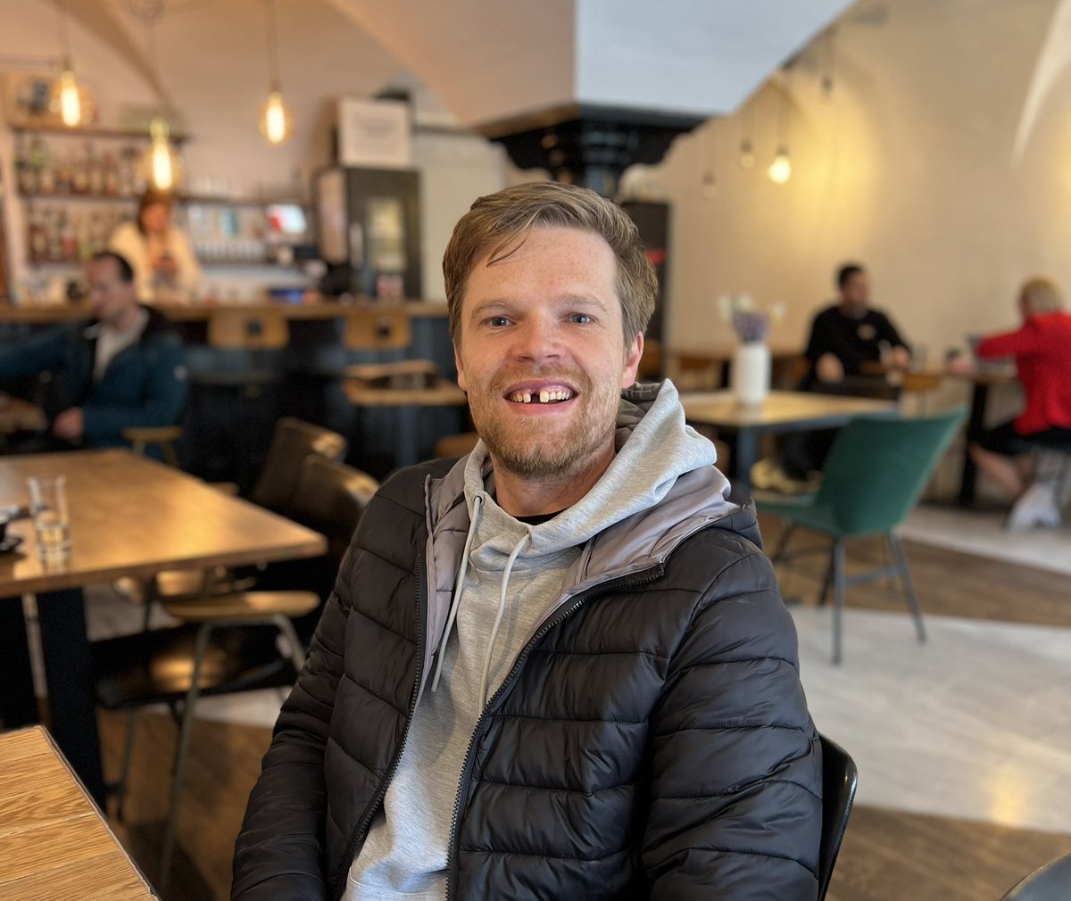 Чат, посоветуйте какой зуб вставить, золото, серебро, что сейчас в моде?