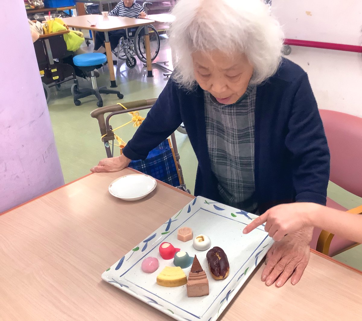 suikeinosato's tweet photo. 本日のおやつは食べたい物をセレクト🍰🥮👈
各々夢中になって選ばれておりました☺️

#多少棟 https://t.co/krndAHlt4j