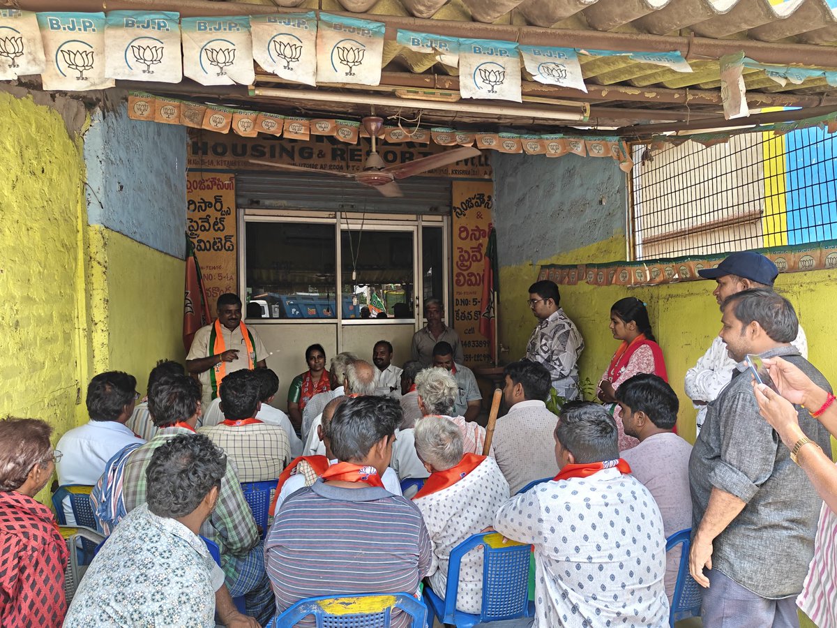 BJPMadhukarAP's tweet photo. "పల్లెకు -  పోదాం" (గావ్ ఛలో అభియాన్) కార్యక్రమంలో భాగంగా నేడు మైలవరం అసెంబ్లీ,ఇబ్రహీంపట్నం మండలంలోని కేతనకొండ గ్రామానికి వెళ్లడం జరిగింది.బూత్ కార్యకర్తలు &amp; గ్రామ పెద్దలతో సమావేశం, లబ్ధిదారులకు సన్మానం,మొక్కలు నాటే కార్యక్రమం చేయడం జరిగింది. https://t.co/nOCeb2zRQf