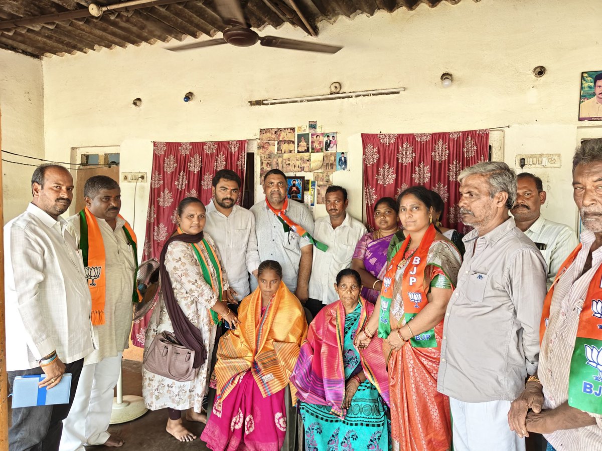 BJPMadhukarAP's tweet photo. "పల్లెకు -  పోదాం" (గావ్ ఛలో అభియాన్) కార్యక్రమంలో భాగంగా నేడు మైలవరం అసెంబ్లీ,ఇబ్రహీంపట్నం మండలంలోని కేతనకొండ గ్రామానికి వెళ్లడం జరిగింది.బూత్ కార్యకర్తలు &amp; గ్రామ పెద్దలతో సమావేశం, లబ్ధిదారులకు సన్మానం,మొక్కలు నాటే కార్యక్రమం చేయడం జరిగింది. https://t.co/nOCeb2zRQf