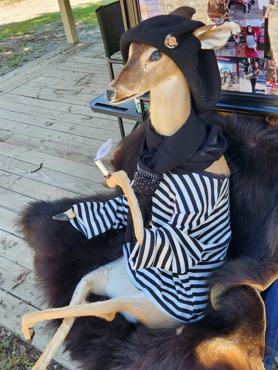 bonjour ,  you  have  found  me  on  my  smoke  break . . .