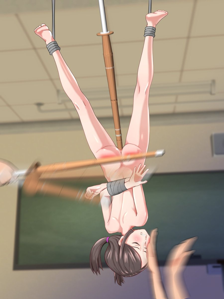 “这就是隔壁剑道部的天才少女吗？按约定输了可是受罚的！”
（酥酥敏感脆弱的小穴被竹剑插入后双手反绑倒吊起来）
“啪～”耳光与竹剑同时抽打在身上，接二连三的鞭打让酥酥头晕目眩，屁股上也传来了钻心的疼痛
“贱狗婊子！就这点实力也敢来踢馆？等会儿就把你的贱屁股抽烂让你再也不敢踏进剑道部半步！”