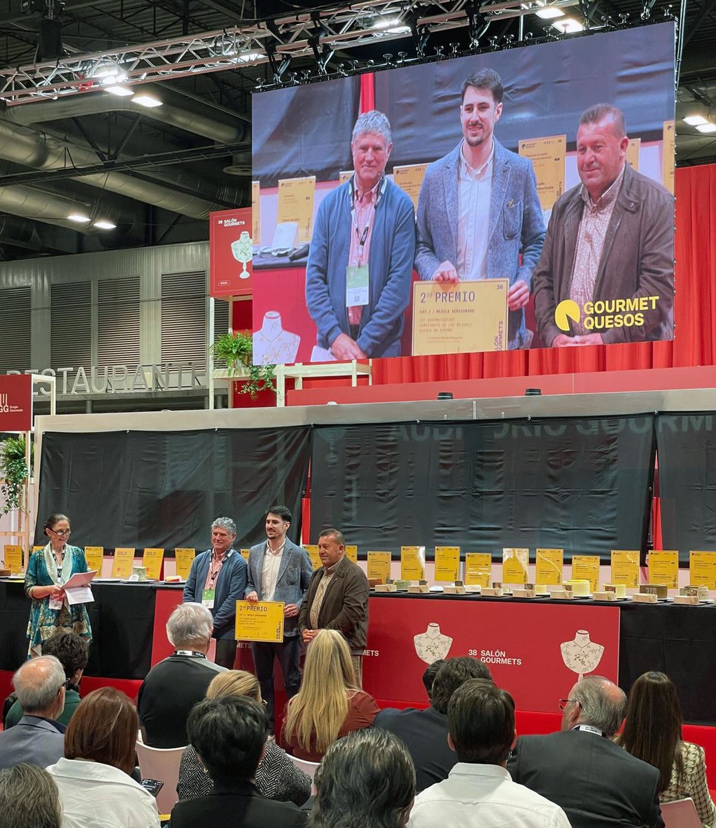 Hace unos minutos, nuestro compañero de Marketing Luis Díez ha recogido el premio con el que ha sido galardonado el Mezcla Semicurado Los Cameros en el concurso GourmetQuesos, convirtiéndose en el 2º Mejor de la categoría Mezcla Semicurado. 🥈🧀

¡Estamos muy agradecidos! 😊