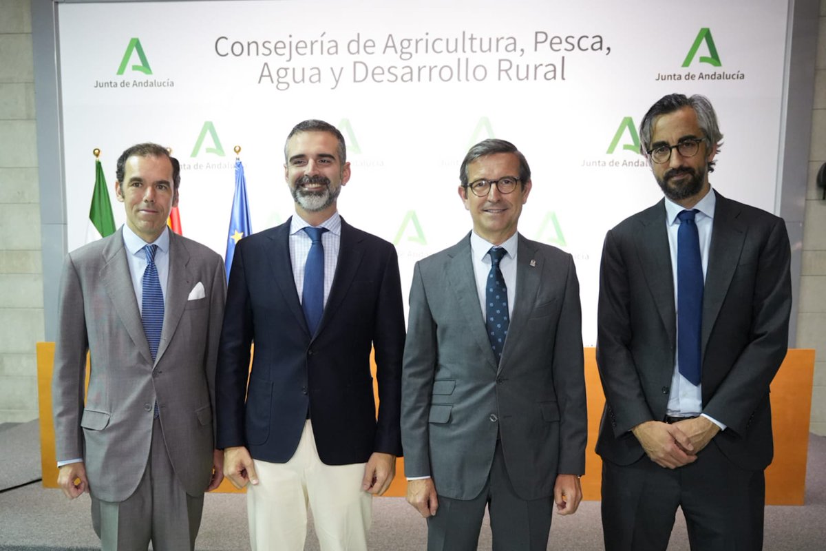 Consejería de Industria, Energía y Minas (@industriaand) on Twitter photo 🔛 El consejero <a href="/ParadelaJSr/">Jorge Paradela</a> ha asegurado, junto a <a href="/RamonFPM/">Ramón Fernández-Pacheco M</a> en una jornada sobre agrovoltaica organizada por <a href="/UNEFotovoltaica/">Unión Española Fotovoltaica (UNEF)</a>, que <a href="/AndaluciaJunta/">Junta de Andalucía</a> busca hacer compatible el liderazgo en el sector agrícola y agroindustrial de #Andalucía con el despliegue de renovables 🌿☀️ 🔛 El consejero <a href="/ParadelaJSr/">Jorge Paradela</a> ha asegurado, junto a <a href="/RamonFPM/">Ramón Fernández-Pacheco M</a> en una jornada sobre agrovoltaica organizada por <a href="/UNEFotovoltaica/">Unión Española Fotovoltaica (UNEF)</a>, que <a href="/AndaluciaJunta/">Junta de Andalucía</a> busca hacer compatible el liderazgo en el sector agrícola y agroindustrial de #Andalucía con el despliegue de renovables 🌿☀️
