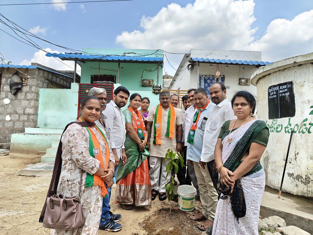 BJPMadhukarAP's tweet photo. "పల్లెకు -  పోదాం" (గావ్ ఛలో అభియాన్) కార్యక్రమంలో భాగంగా నేడు మైలవరం అసెంబ్లీ,ఇబ్రహీంపట్నం మండలంలోని కేతనకొండ గ్రామానికి వెళ్లడం జరిగింది.బూత్ కార్యకర్తలు &amp; గ్రామ పెద్దలతో సమావేశం, లబ్ధిదారులకు సన్మానం,మొక్కలు నాటే కార్యక్రమం చేయడం జరిగింది. https://t.co/nOCeb2zRQf