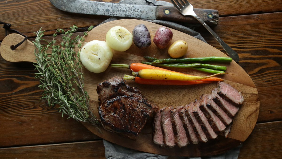 chrisboettcher9's tweet photo. Feeling overwhelmed by food advice? Keto, low-fat, fasting, macros—yeah, it’s a mess. 

And Big Food? They’re thriving on your confusion. Let’s cut through the noise.

Here are 20 no-BS nutrition tips that’ll help you eat smarter, feel better, and take control of your health—starting today: