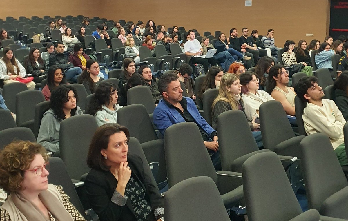 Maria Iranzo (@maria_iranzo) on Twitter photo #ForumOcupació
Tens un fil del qual estirar?
<a href="/MartaSs/">martass graziazamp</a> explica en <a href="/FILTRADCOMUV/">Facultat de filologia, Traducció i Comunicació UV</a> estratègies digitals per afrontar l'eixida al món laboral: sigues disruptiva i pròxima
Ei! Però marca personal també és l'emprempta que deixem en l'entorn físic, amb qui treballem
<a href="/UVocupacio/">UVocupació</a> #ForumOcupació
Tens un fil del qual estirar?
<a href="/MartaSs/">martass graziazamp</a> explica en <a href="/FILTRADCOMUV/">Facultat de filologia, Traducció i Comunicació UV</a> estratègies digitals per afrontar l'eixida al món laboral: sigues disruptiva i pròxima
Ei! Però marca personal també és l'emprempta que deixem en l'entorn físic, amb qui treballem
<a href="/UVocupacio/">UVocupació</a>