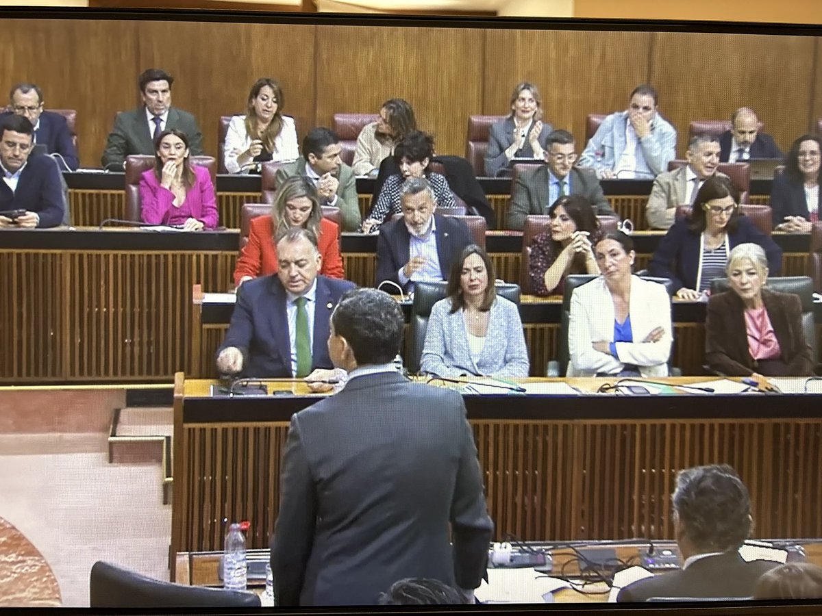 Jorgeifres's tweet photo. Las caras Juan, grábales las caras. 

Esta es la cara que se le queda al gobierno cuando @MariaMarquez_R los pone frente al espejo.

Miles de personas sufriendo el gobierno del PP: familias angustiadas por las listas de espera. 

Moreno Bonilla juega con nuestras vidas. https://t.co/2g0f0bzGWP