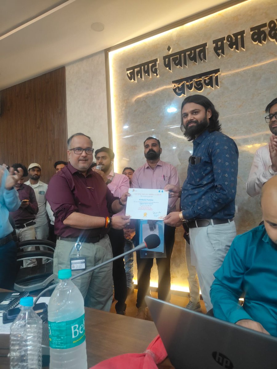 MP_CSCSPV's tweet photo. खंडवा जिले में एक दिवसीय जिला स्तरीय कार्यशाला का आयोजन सीएससी राज्य प्रमुख महोदय श्री अतुलित राय जी की उपस्थिति में किया गया जिसमें जिलेभर से करीब 150 वीएलई शामिल हुए 

@CSCegov_ 
@atulitrai https://t.co/aQ0suq3AI3