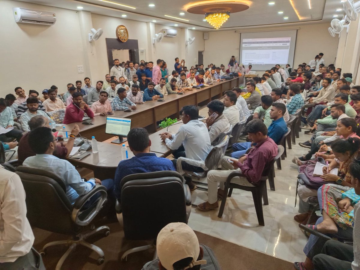 MP_CSCSPV's tweet photo. खंडवा जिले में एक दिवसीय जिला स्तरीय कार्यशाला का आयोजन सीएससी राज्य प्रमुख महोदय श्री अतुलित राय जी की उपस्थिति में किया गया जिसमें जिलेभर से करीब 150 वीएलई शामिल हुए 

@CSCegov_ 
@atulitrai https://t.co/aQ0suq3AI3
