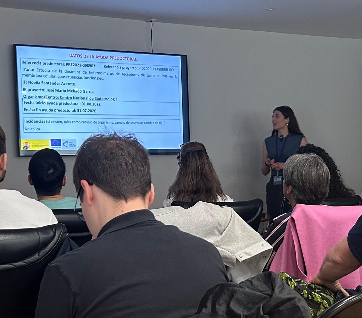 Nuestra compañera Noelia Santander exponiendo su trabajo a la agencia de evaluación de la investigación (AEI)