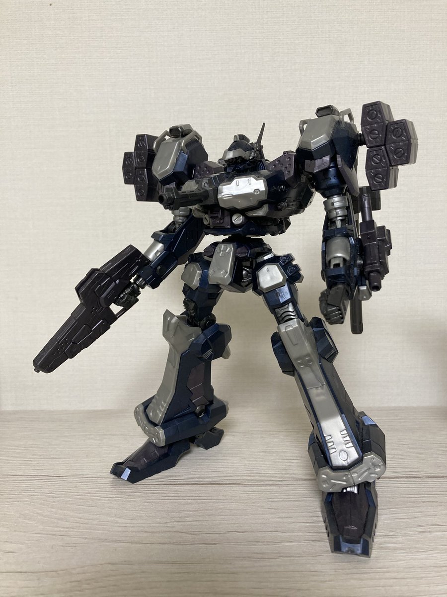 shiM4tA1's tweet photo. 部屋整理してたら昔素組みしたまま放置してたクレスト白兵戦型出てきた。何年経ってもこの機体デザインは最高にカッコいい!(ただし重量過多)
せっかく模型熱が再燃したわけだし、ホコリ落としして綺麗に全塗装してあげたいな。
#コトブキヤ #ARMOREDCORE3 #ヴァリアブルインフィニティ https://t.co/5iQHpEZB5d