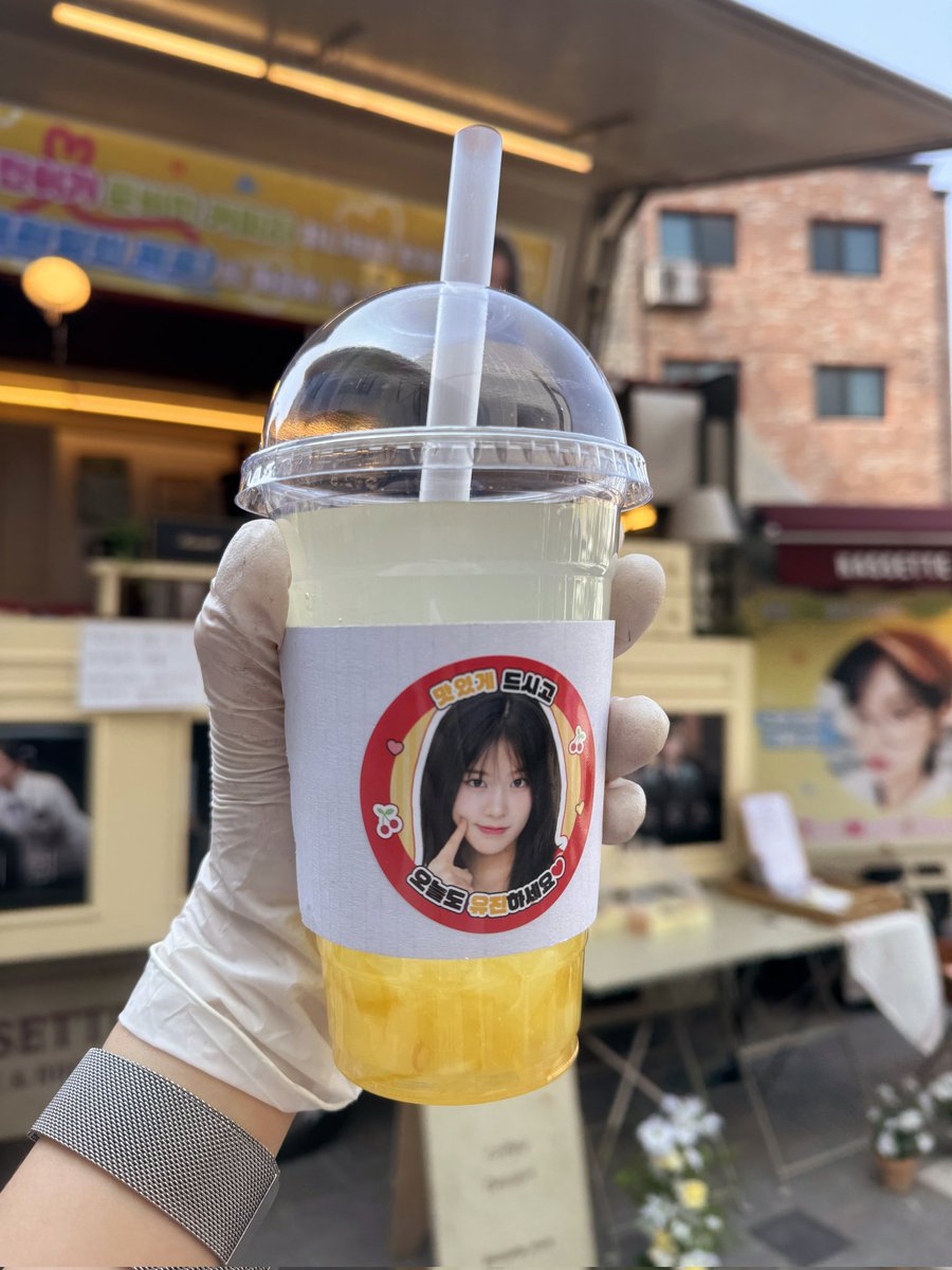team_popo_YJ's tweet photo. 𝟮𝟱𝟬𝟰𝟭𝟬 𝗖𝗿𝗶𝗺𝗲 𝗦𝗰𝗲𝗻𝗲 𝗭𝗲𝗿𝗼 𝗦𝘂𝗽𝗽𝗼𝗿𝘁 🕵🏻‍♀️🔎

30종의 커피음료☕️와 겉바속촉 크루키🥐 2종(초코/황치즈), 쫀득한 단짠 길쭉이 호떡🫔 2종(씨앗/치즈) 그리고 따끈한 어묵🍢까지 취향껏 골라드실 수 있도록 푸짐하게 준비했습니다!!

#아이브 #안유진 #IVE #ANYUJIN https://t.co/HsIugClMTH