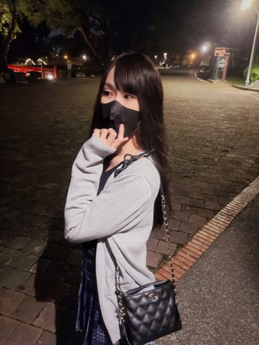 連發太多篇野外露出照片，網友以為我出外都不穿衣服… 嘖嘖，還是會穿啦！只是偶爾腦迴路不正常，就把衣服全脫了，哈哈哈🤭 

今天難得來點正經有質感的 (˶'ᵕ'˶ )ᰔᩚ
➻ 更多照片請至 Facebook 觀看哦~
➻ facebook.com/share/p/1XfNVf…