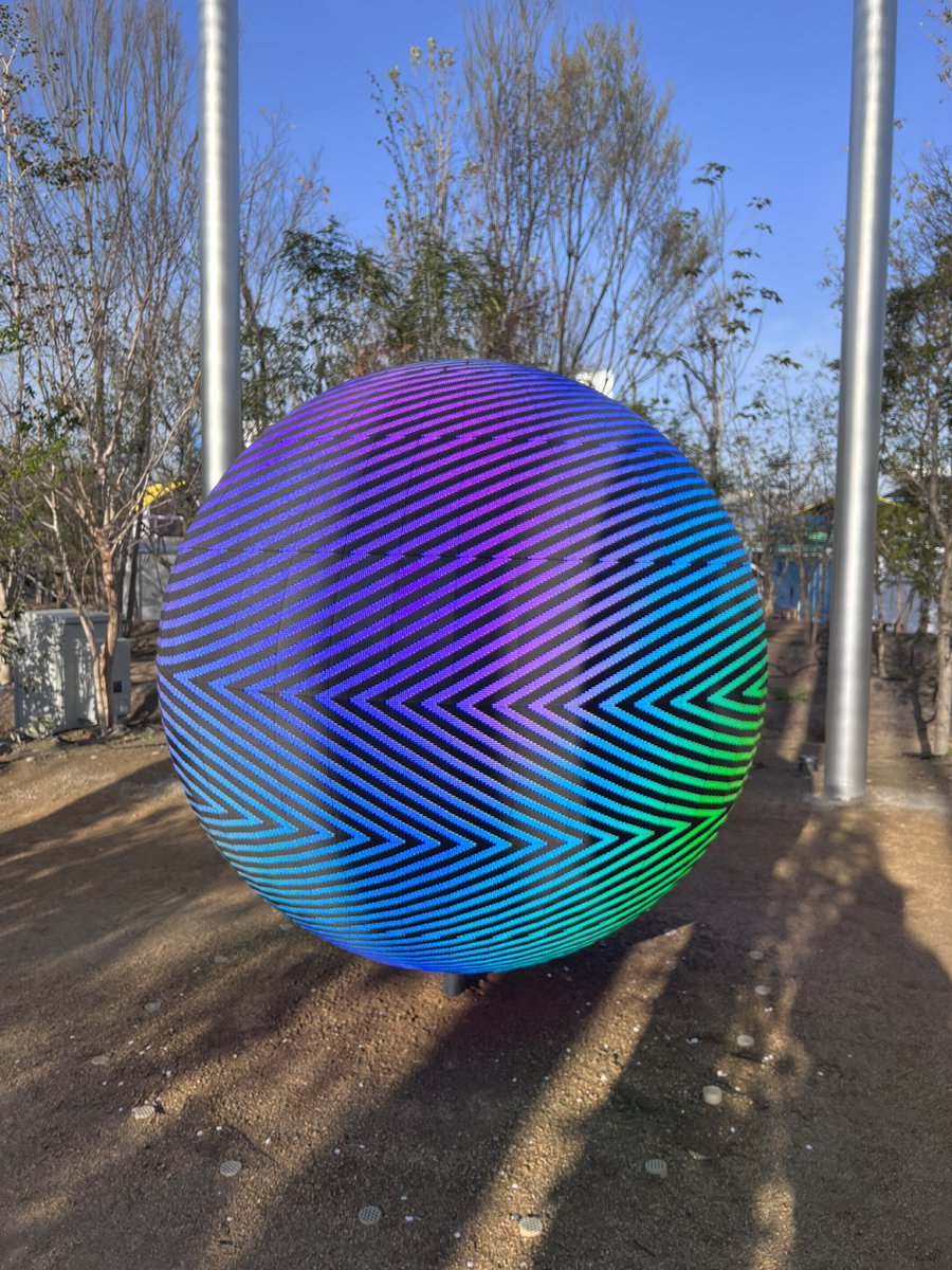 shuzonarita's tweet photo. 万博行ったまとめ

・あんだけヤバいと言われながら、目標となる3/31にあんだけのパビリオンができてるのはさすがとしか言いようがない

・それだけの規模で150カ国以上が参加してくれる場を作れてよかったよね

・2350億の基本予算のうち、大阪府の市で1/3、企業1/3、国が1/3

・税金無駄使いといいつつ、パビリオンは手出しで各国と各チームがお金を集めてる。税金無駄使いという批判は的を射てないし、総額は数千億後半レベルで、それができててパナい。

・日本がまだそれだけ体力があるということ。タイミング的には2025はいいタイミングだった

・チケットが目論み通り売れれば運営費は余裕で賄える、というか黒字

・リングは日本の木造建築の凄さを世界に伝えられる壮大な出来栄え

・各パビリオンはかなり楽しい。ヘルスケア、シグネチャーいくつか回り、どれもかなり楽しい。アートも食もテクノロジーもゾクゾクする体験だらけ

・批判もあるけど、大多数は応援してる。スケジュールやばい中で、批判もある中で根気強くやりきった大阪府の皆さんのやり切り力すごすぎ

・みんな、ここまでできたんだ。楽しんで行くべし。