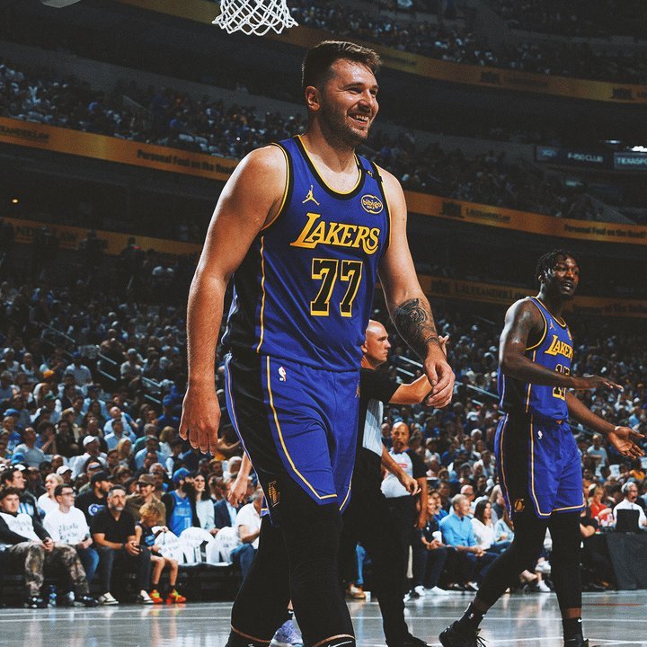 Luka Doncic regresó anoche a Dallas por primera vez desde que fue traspasado

Una noche muy especial que finalizó con una dulce venganza de 45 puntos

Os dejo en este hilo los mejores momentos de la noche 🧵👇