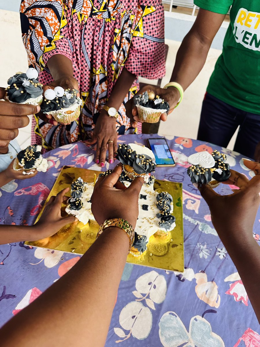 YdalPastries's tweet photo. Helloooo ❤️.
Commandez et offrez les cupcakes autrement a vos proches 🔥.
Des cupcakes sous forme de sheet cakes, pour les petits budgets à partir de 09 cupcakes . 
En image c’est un pack de 20 cupcakes ✨.
Douala logpom 
694415999. https://t.co/edgiKNSKyM