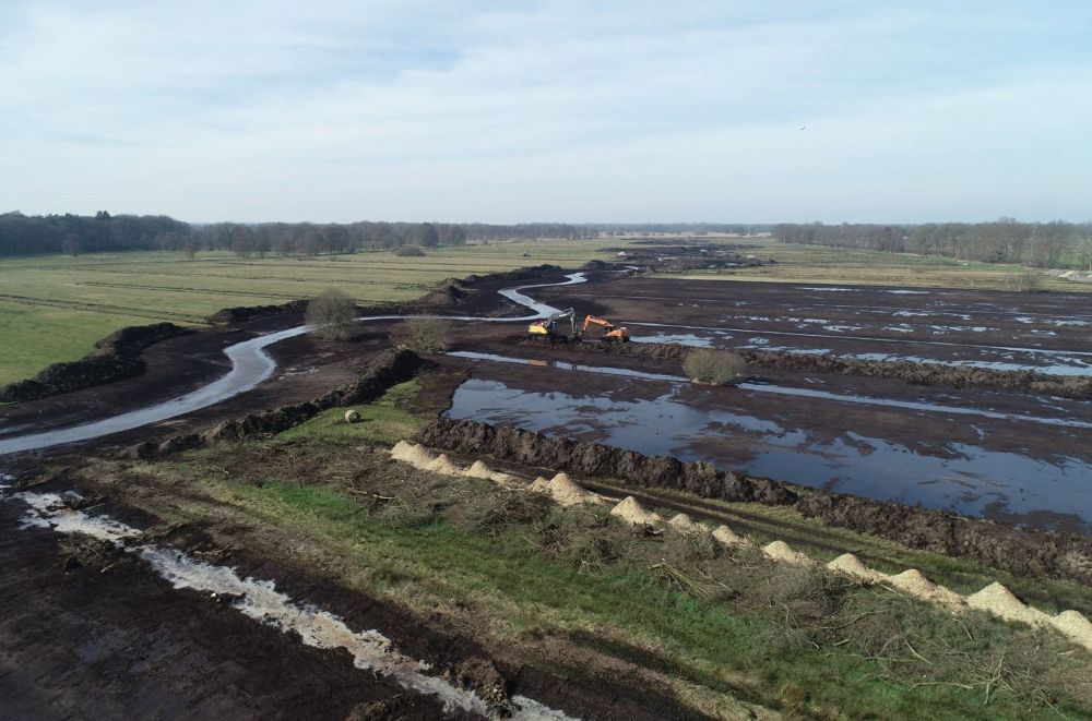 Het broedseizoen is een bijzondere tijd voor vogels. Wanneer vogels precies beginnen met broeden, verschilt per soort en is afhankelijk van het weer. Daar passen we onze werkzaamheden op aan. vechtstromen.nl/projecten/actu…