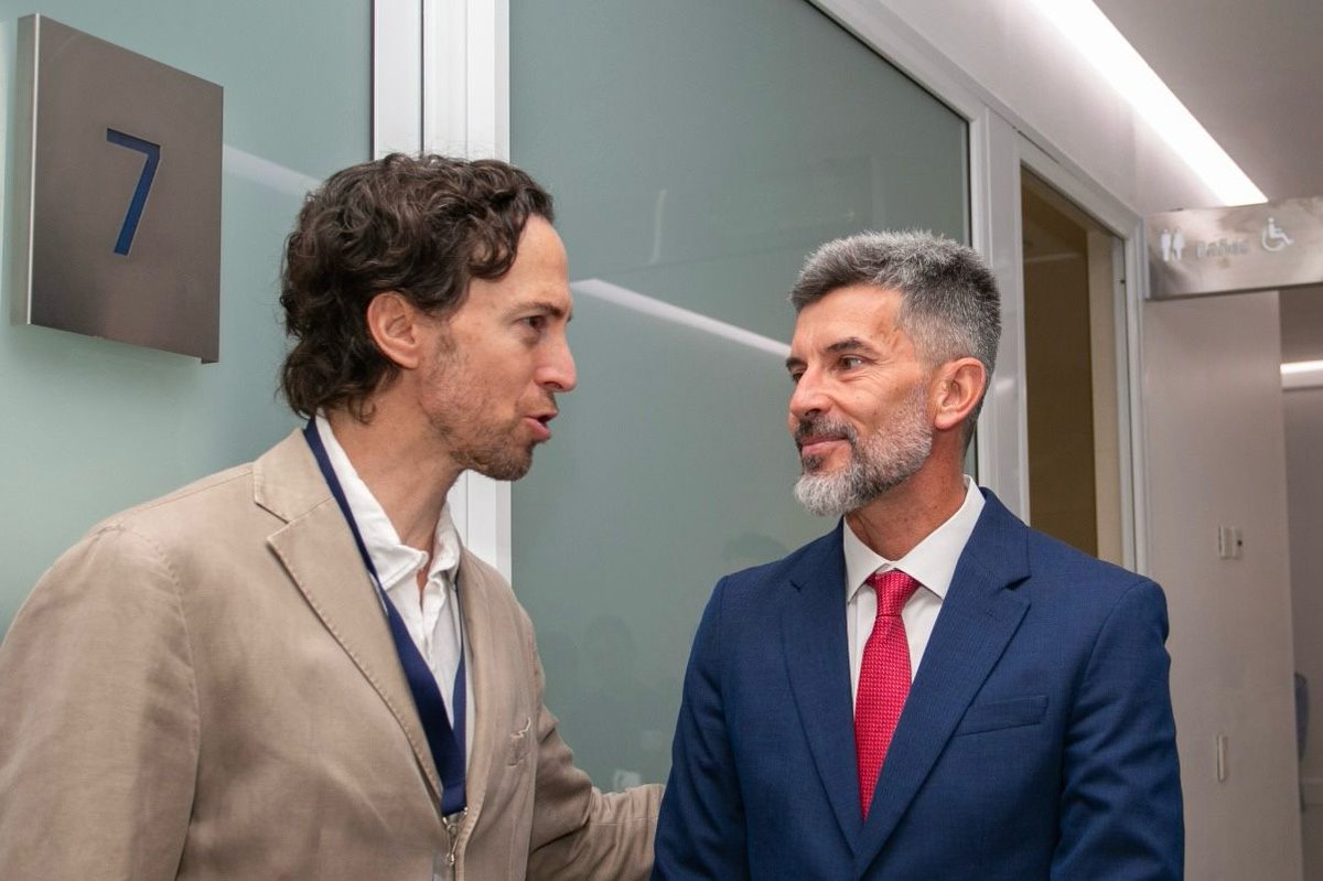UlpianoSuarez's tweet photo. Quiero felicitar al querido @RogZaldivar por el merecido reconocimiento por parte de la prestigiosa revista inglesa The Ophtalmologist. La misma lo incluyó en su "Power List", un ranking que celebra a los 50 oftalmólogos más destacados del mundo.

Puntualmente, fue destacado en la categoría Innovación, debido a la creación de un software basado en inteligencia artificial que ha revolucionado el campo de la cirugía refractiva.

Roger, sos un orgullo para la Ciudad y la Provincia por tu excelencia profesional, y un ejemplo de que con formación, trabajo y dedicación, se pueden lograr grandes cosas.