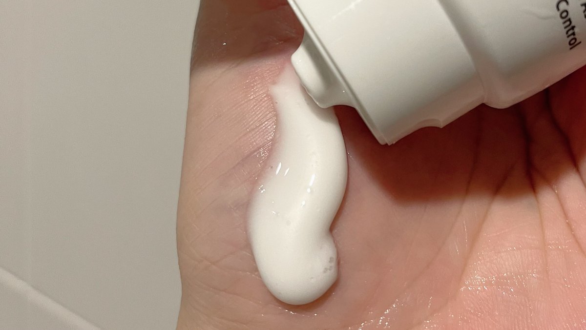 ช่วงนี้สิวบุกมาก เลยกลับมาใช้โฟมล้างหน้าของ Mentholatum Acnes🧴🫧
Clear & Whitening Wash สิวที่ขึ้นใหม่ลดลงไม่ก่อให้เกิดสิวเพิ่ม แถมลดรอยสิว ช่วยให้หน้าดูกระจ่างใสขึ้นด้วย vit c  เอาง่ายๆอยากผิวดีหน้าใสไม่มีสิวต้องใช้เลยตัวนี้ เป็นเวชสำอางธรรมชาติ อ่อนโยนสุดๆ✨🤏🏻 
#โฟมลดสิวเซเว่น  #โฟมล้างหน้าลดสิว #เมนโทลาทั่มแอคเน่ส์