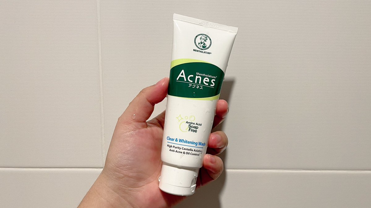 ช่วงนี้สิวบุกมาก เลยกลับมาใช้โฟมล้างหน้าของ Mentholatum Acnes🧴🫧
Clear & Whitening Wash สิวที่ขึ้นใหม่ลดลงไม่ก่อให้เกิดสิวเพิ่ม แถมลดรอยสิว ช่วยให้หน้าดูกระจ่างใสขึ้นด้วย vit c  เอาง่ายๆอยากผิวดีหน้าใสไม่มีสิวต้องใช้เลยตัวนี้ เป็นเวชสำอางธรรมชาติ อ่อนโยนสุดๆ✨🤏🏻 
#โฟมลดสิวเซเว่น  #โฟมล้างหน้าลดสิว #เมนโทลาทั่มแอคเน่ส์