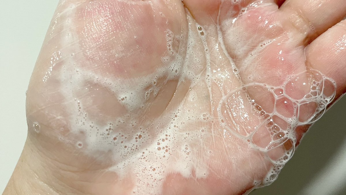 ช่วงนี้สิวบุกมาก เลยกลับมาใช้โฟมล้างหน้าของ Mentholatum Acnes🧴🫧
Clear & Whitening Wash สิวที่ขึ้นใหม่ลดลงไม่ก่อให้เกิดสิวเพิ่ม แถมลดรอยสิว ช่วยให้หน้าดูกระจ่างใสขึ้นด้วย vit c  เอาง่ายๆอยากผิวดีหน้าใสไม่มีสิวต้องใช้เลยตัวนี้ เป็นเวชสำอางธรรมชาติ อ่อนโยนสุดๆ✨🤏🏻 
#โฟมลดสิวเซเว่น  #โฟมล้างหน้าลดสิว #เมนโทลาทั่มแอคเน่ส์